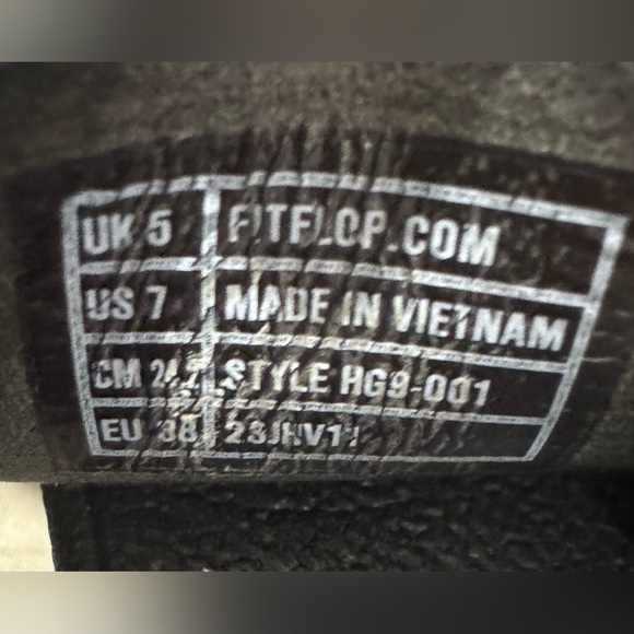 FitFlop Black leather flip flops with buckle - Picture 7 of 7